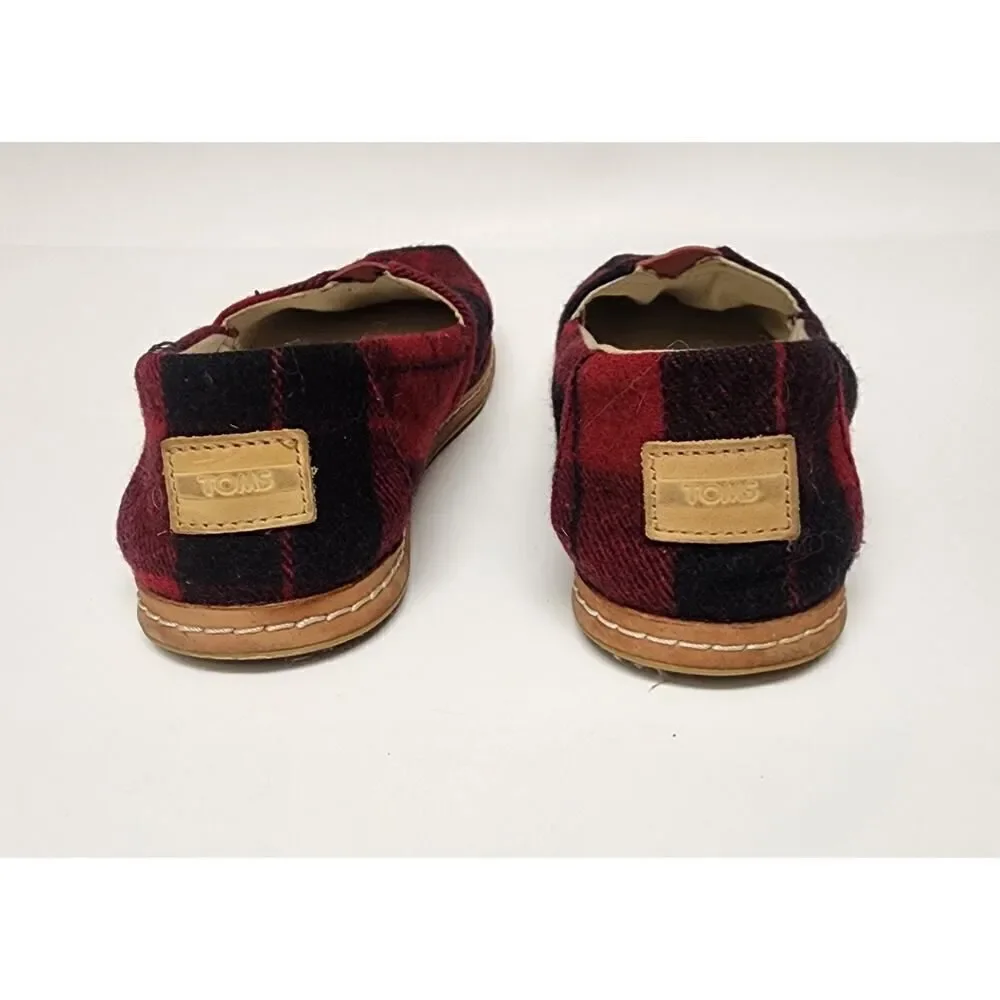 TOMS WOMEN'S CLASSIC SLIP-ON SHOES IN RED PLAID SIZE 6